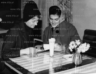 W wiejskiej kawiarni Gminnej Spoldzielni w Zukowie...