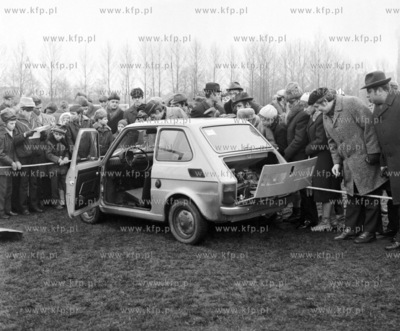 Prezentacja dwoch samochodow najnowszej marki fiat...
