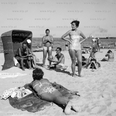 Na plaży w Sopocie. 1964 0003941z Fot. Zbigniew Kosycarz...