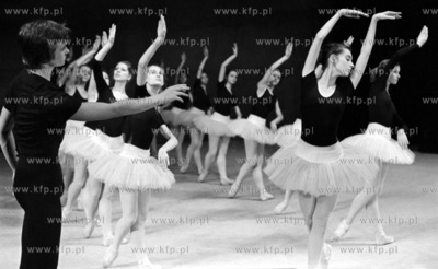 Próba do baletu Jezioro łabędzie w Sredniej Szkole...