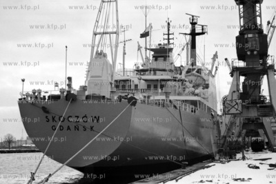 Podniesienie bandery na drobnicowcu Polskich Lini Oceanicznych...