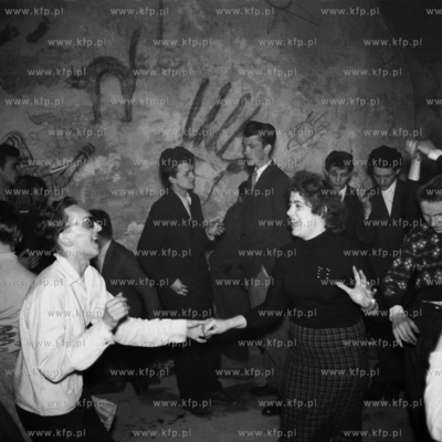 Zabawa taneczna w klubie w fortach na Górze Gradowej...