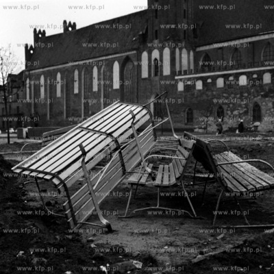Porozrzucane ławki na placu przed kościołem Św....