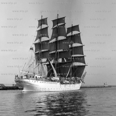 Żaglowiec Dar Pomorza wychodzi z portu w Gdyni. (lata60).
1962
0002396z
Fot....