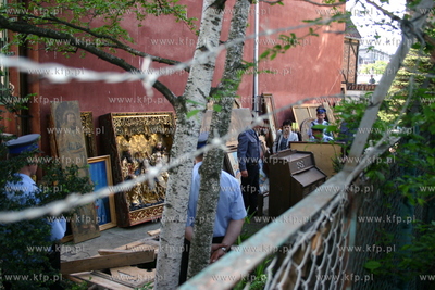 Zabytki wyniesione z plonacego kosciola sw Katarzyny.
22.05.2006
Fot....