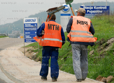 Robotnicy firmy MTM idacy przy Drodze Krajowej nr 6...