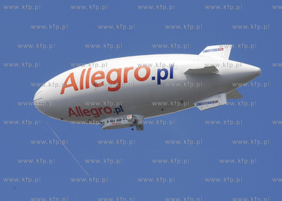 Sterowiec reklamujacy portal Allegro.pl latajacy nad...