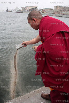 Po czterech dniach mozolnej pracy przy sypaniu mandali...