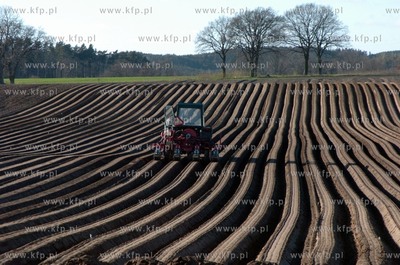 Wiosenne prace polowe w okolicach Slupska.
21.04.2009...
