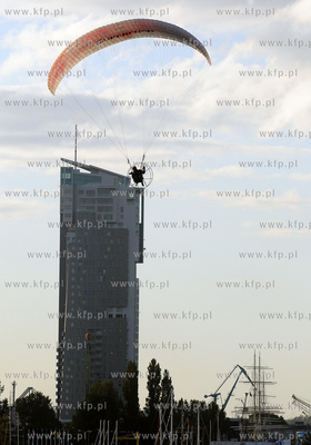 Gdynia. Paralotniarz - fotoreporter latajacy na nad...