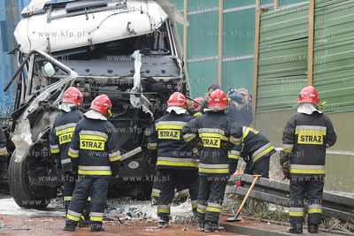 Gdynia. Z niewyjasnionych przyczyn samochod ciezarowy...