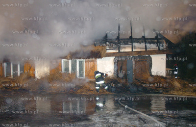 Pozar domu wypoczynkowego krytego strzecha w gospodarstwie...