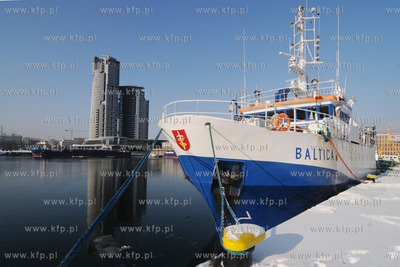 Zima w Gdynskim porcie i okolicy. Nz. Statek Badawczy...