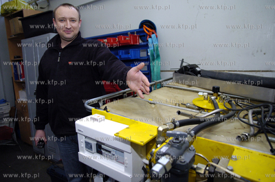 Ustka. Nieznany przedmiot spadl na teren fabryki Hydro-Naval...