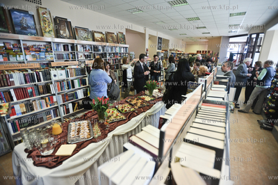 Otwarcie nowego oddzialu DOM KSIAZKI na skrzyzowaniu...