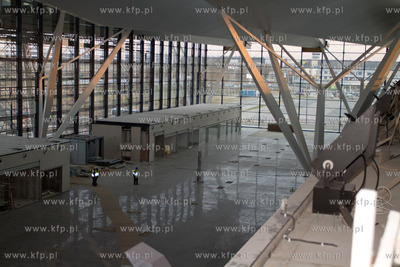 Wnetrze wykanczanego nowego terminala pasazerskiego...