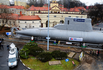 Gdynia Oksywie. Przetransportowanie okretu podwodnego...