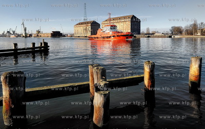 Gdansk, Port Gdanski. Kanal portowy w okolicy nabrzeza...