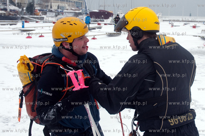 Gdynia, Marina. Zajecia z autoratownictwa na lodzie...