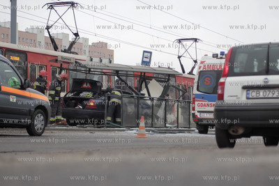 Gdansk. Zniszczona przez samochod osobowy wiata na...