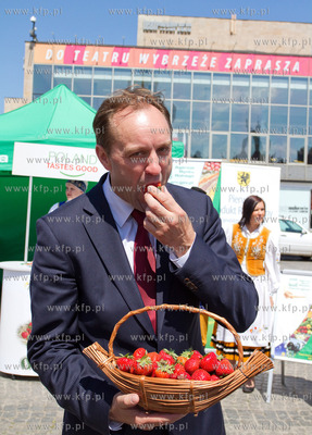 Gdansk. Targ Weglowy. Kampania promujaca truskawke...