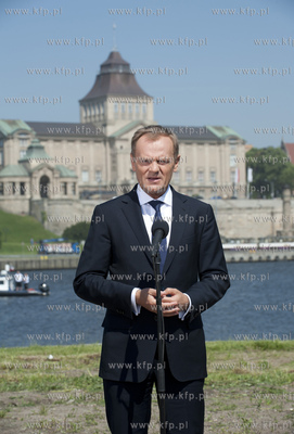 Premier Donald Tusk podczas wizyty w Szczecinie. Nz....