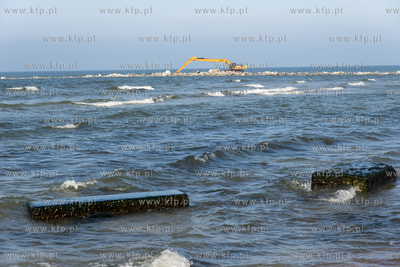 Budowa sztucznej rafy w Ustce. 28.03.2015 fot. Krzysztof...