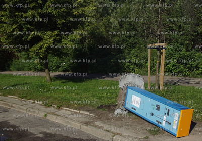 Gdańsk, ul. Hallera. Wyrwane z ziemi parkomaty firmy...