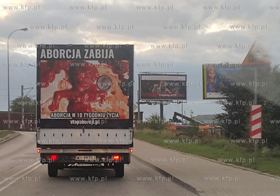 Samochód dostawczy oklejony drastycznymi zdjęciami...