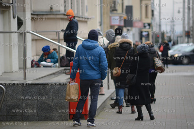 Gdynia. Srodki ostroznosci w zwiazku z pandemia koronawirusa...