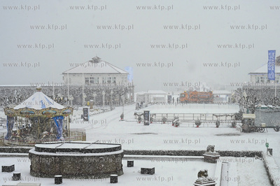 Sopot. Pierwszy snieg w Sopocie w 2023 r. Spacerowicze...