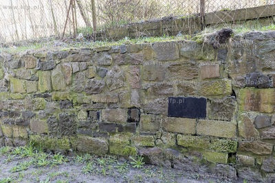 Fragmenty macew umieszczone w murze podtrzymującego...