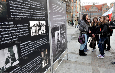 Gdansk. Dlugi Targ.  Wystawa katynska z okazi 70 rocznicy...