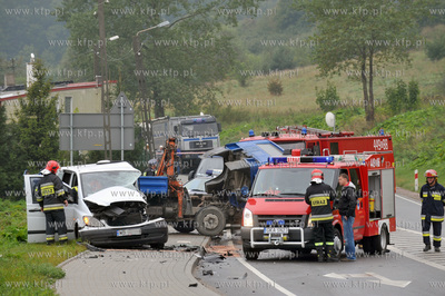 Wypadek samochodu ciezarowego z dostawczym busem w...