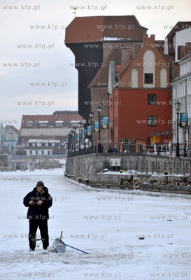 Wedkarze lowia ryby na zamarznietej Motlawie.  18.02.2012...