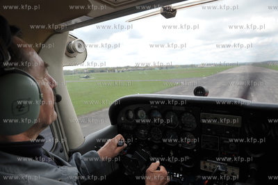 Pilot gdanskiego Aeroklubu Grzegorz Piecuch za sterami...