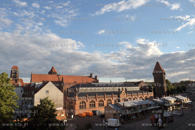 Gdansk. Hala targowa i pawilony handlowe, glownie kwiaciarnie...