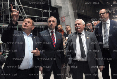 Lech Walesa na budowie ECS. Bylemu prezydentowi towarzyszyli,...