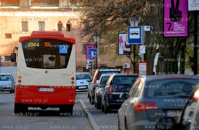 Linia autobusowa 100, ktora mieszkancy i turysci moga...