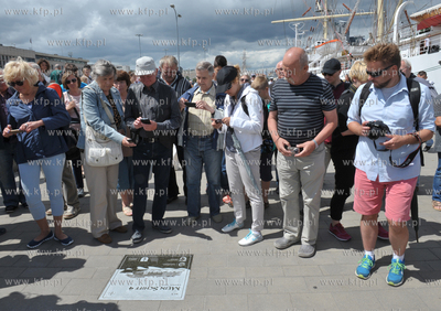 Uroczystosc wmurowania tablicy z wycieczkowcem Mein...