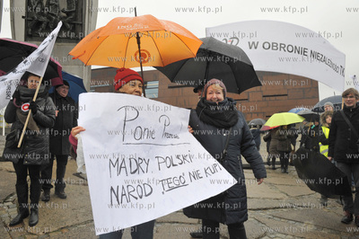 Manifestacja w obronie demokracji zorganizowana na...