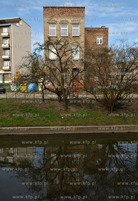 Gdansk. Dom na ul. Rybaki Gorna nad kanalem Raduni....