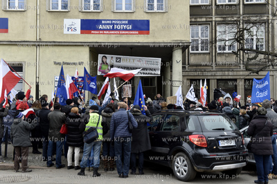 Pikieta opozycji przed biurami posłów PiS na Targu...