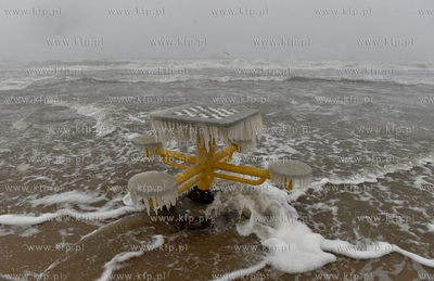 Zalana plaża w Gdańsku Jelitkowie po wichurze. Zalane...