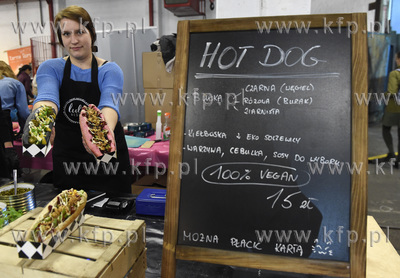 Wege Festiwal w Centrum Stocznia Gdańska. Hot dogi....