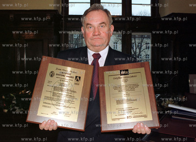 Prezes firmy Polnord Andrzej Ubertowski z certyfikatami...