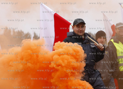 Keblowo. Rybacy blokuja droge krajowa nr 6. Jest to...