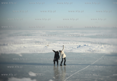 Krynica Morska. Zamarzniety Zalew Wislany.
24.01.2010
fot....