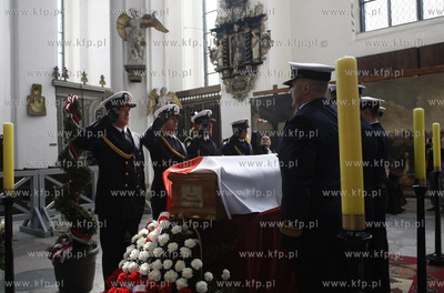 Gdansk. Trumna z cialem Macieja Plazynskiego Bazylice...