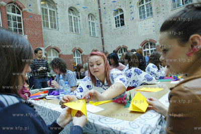 Akcja skladania zurawi origami w intencji mieszkancow...